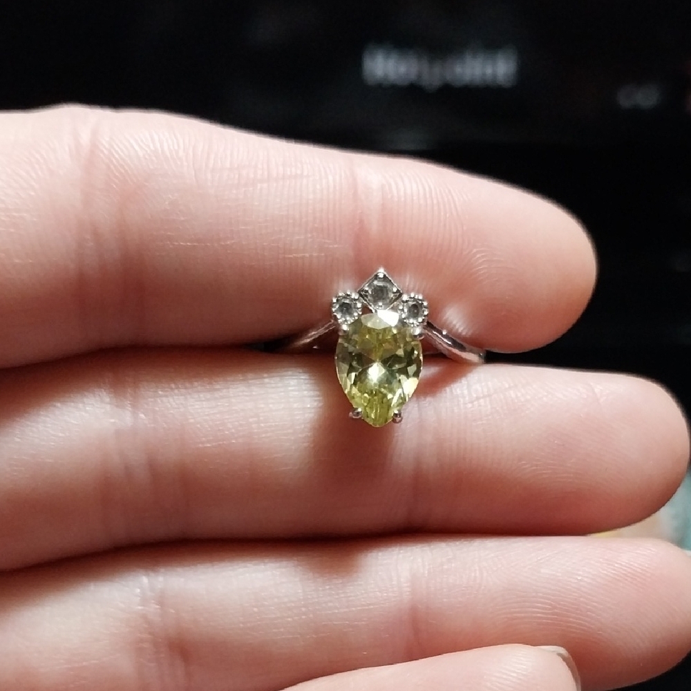 2/20$ Chic Silver Ring With Green Gemstone - image 5